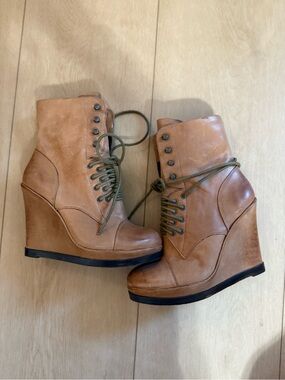 VINCE CAMUTO Tan Wedge Lace-Up Ankle Boots - Women